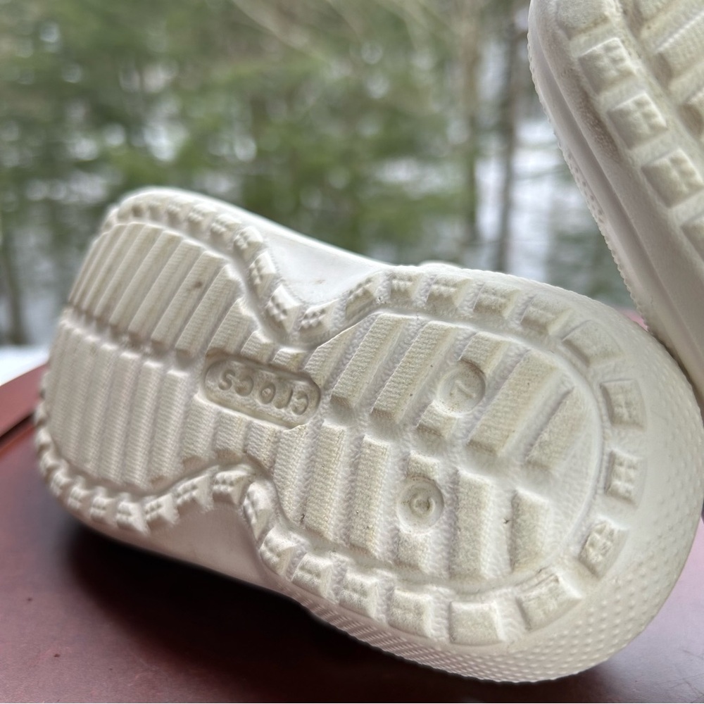 White Fleece-Lined Crocs | Toddler Size 7 | Spring Clogs | Cozy Slip On Shoes - Picture 9 of 10